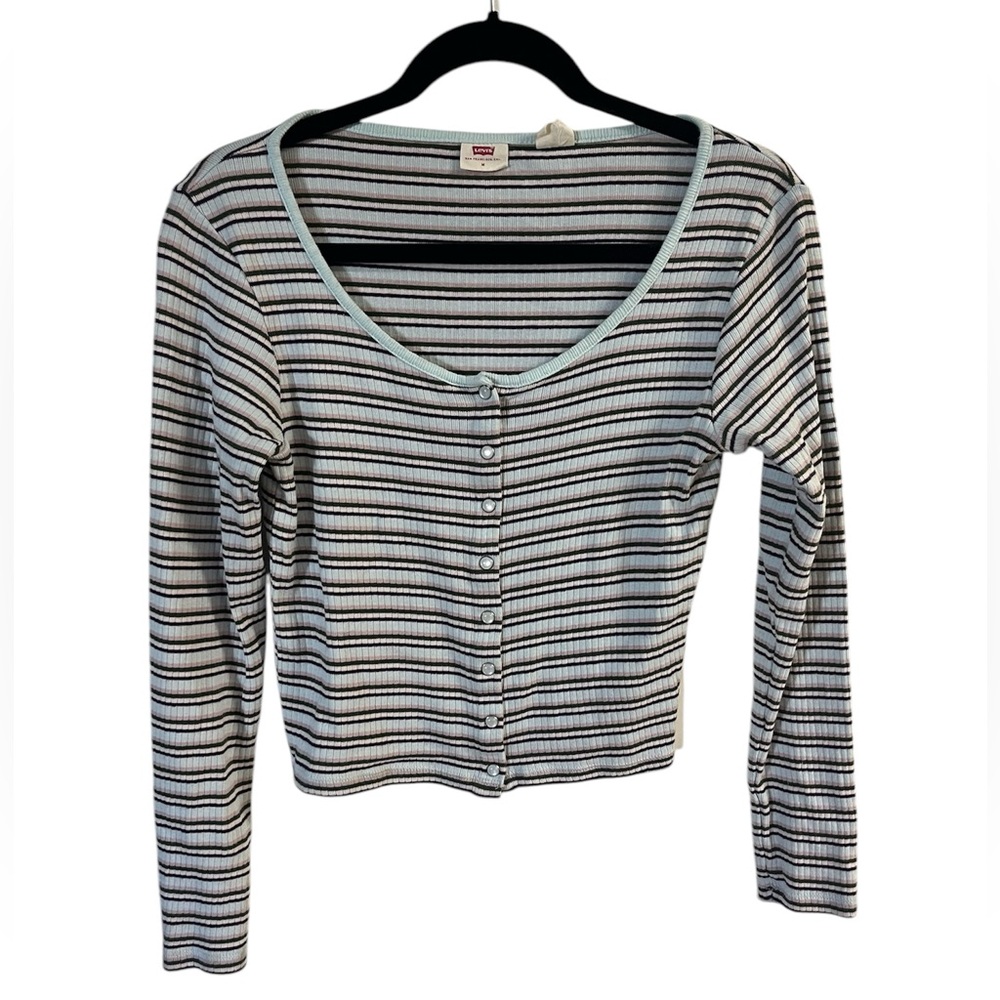 Levi’s Long Sleeve Crop Top Tee Size Medium.